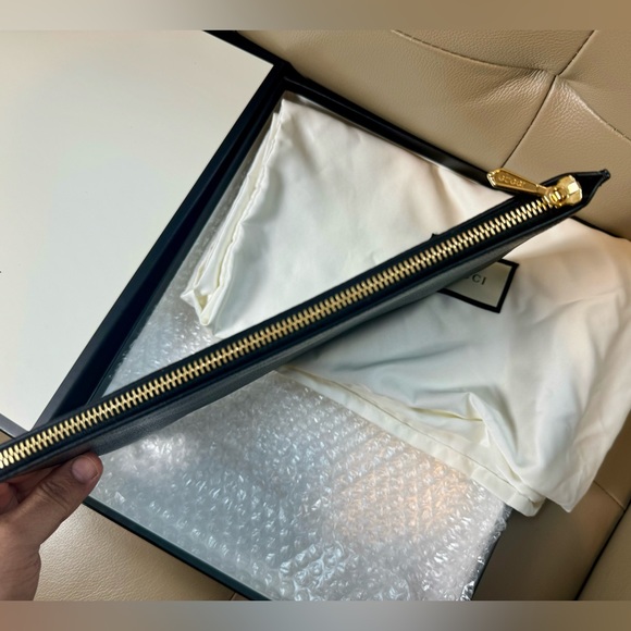GUCCI▪️Grained Leather Zumi Pouch - Picture 6 of 11